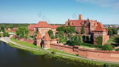 波兰马尔博克-2018年7月：诺加特河附近马尔博克城堡。 4K，超高清